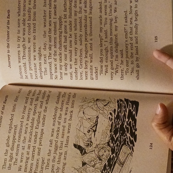 Chapter book - Picture 4 of 4